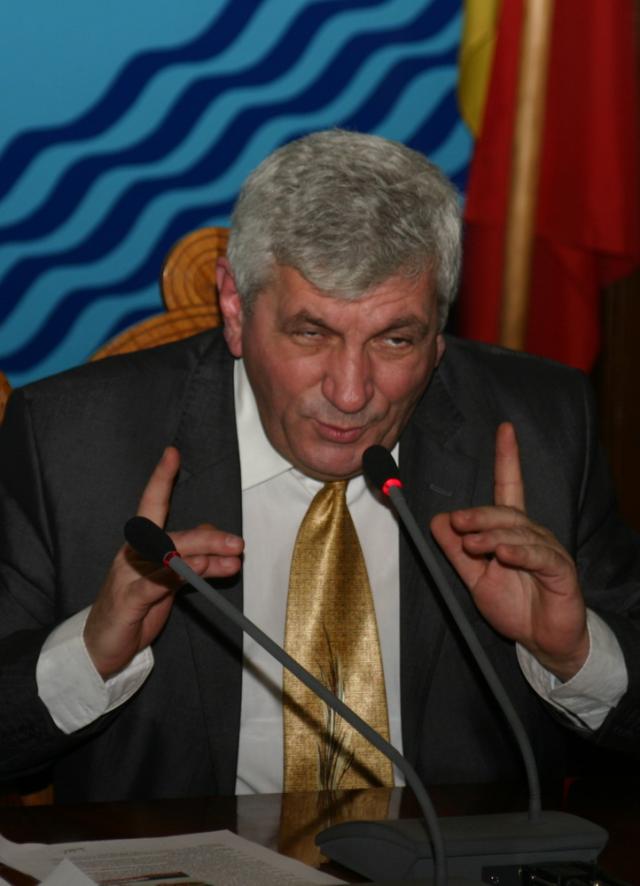Prefectul s-a făcut de râs la ordinul premierului Răzvan Ungureanu