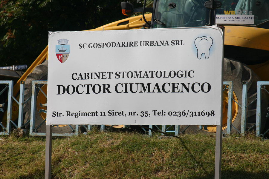 ”Dințarul” Nicușor Ciumacenco îşi promovează propria afacerea pe domeniul public