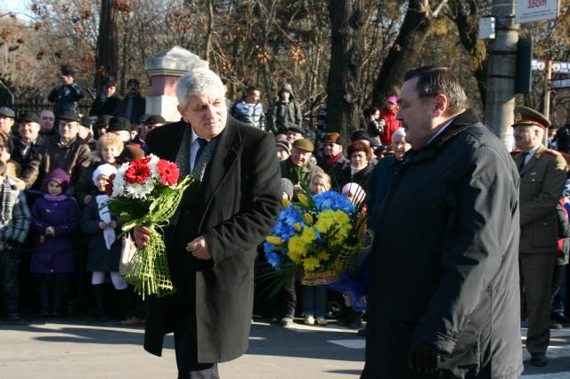 Politicienii şi-au asortat culoarea de partid cu florile depuse de Ziua Unirii