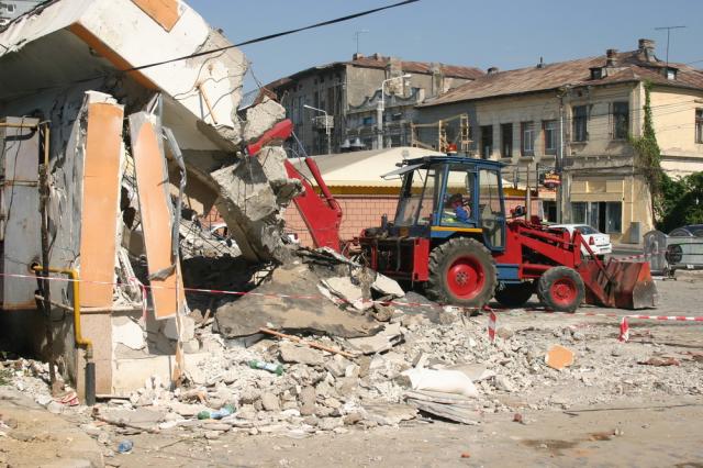 Meseria anului 2011 la Galaţi: demolarea de clădiri