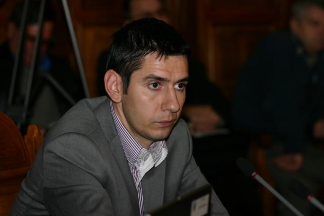 Consilierului local Ion Dumitru îi face cu ochiul fotoliul de deputat