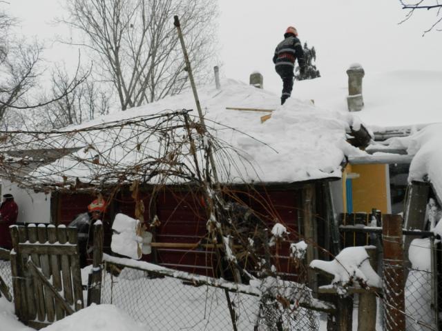 Sute de bătrâni riscă să fie îngropaţi de vii în case după topirea zăpezilor