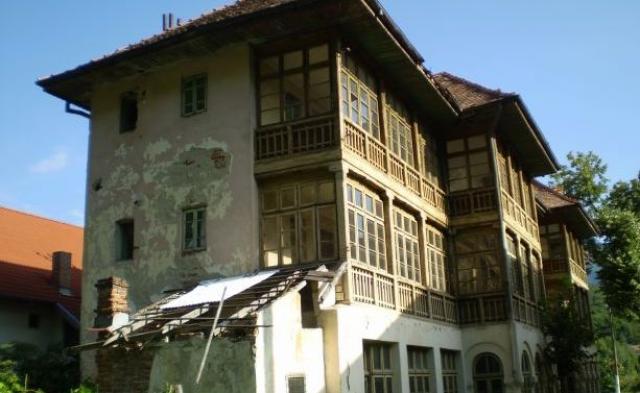 Primăria irosește 96.000 de euro pentru paza unor clădiri fantomă