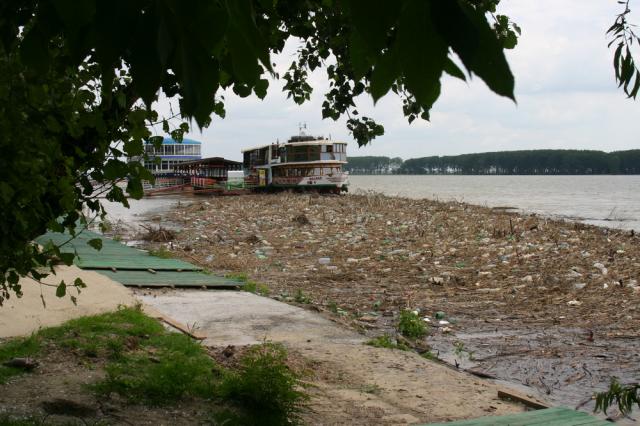 Amenzile pentru gunoaiele de pe malul Dunării – plătite din buzunarele gălățenilor