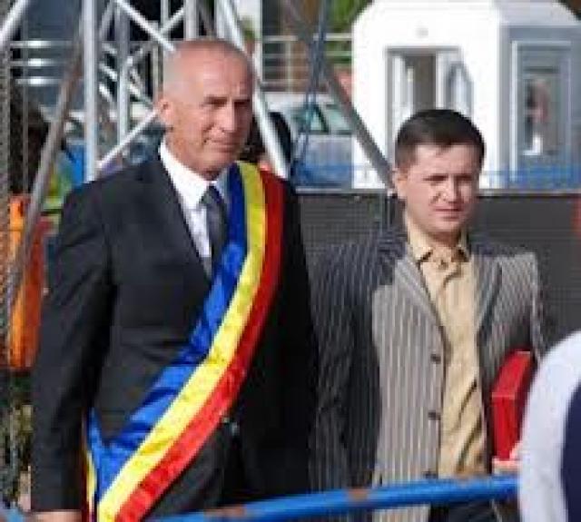 Primarul Marius Stan plătește din bani publici un consilier care este indezirabil în România