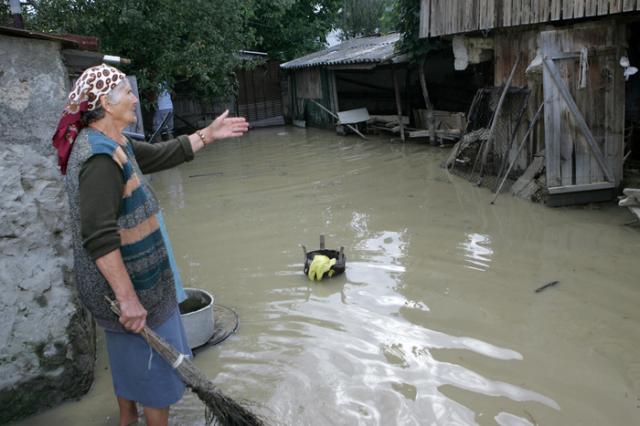 Revoluționarii colectează ajutoare pentru persoanele afectate de inundaţiile din judeţul Galaţi  