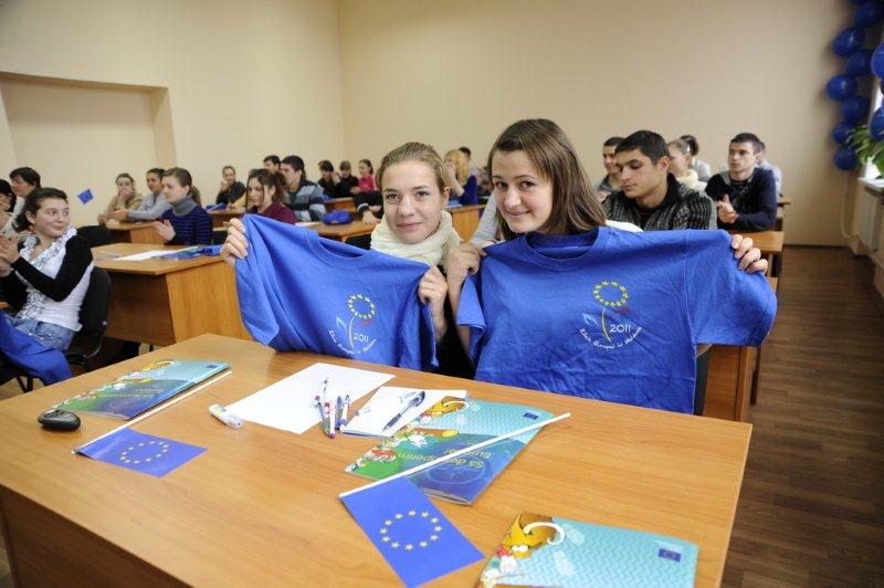 Concurs de proiecte dotat cu premii de 2.000 euro și discuții despre Uniunea Europeană - în două unități de învățământ din Galați